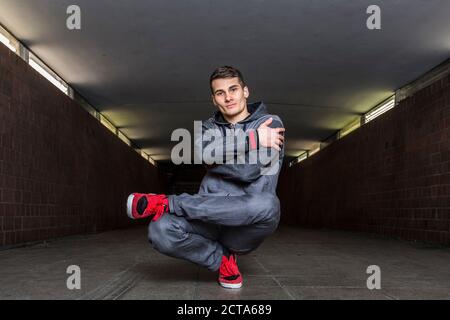 Germania, Ritratto di giovane ballerino di rottura nel sottopassaggio Foto Stock