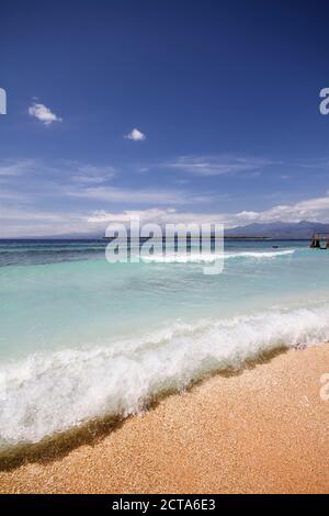 Indonesia, Lombok, Isola Gili Air, vista dalla spiaggia di Isola Gili Mono a Isola Gili Air Foto Stock