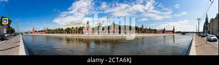 La Russia, Mosca, fiume Moskva e parete del Cremlino con torri Foto Stock