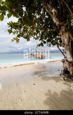 Indonesia, Lombok, Isola Gili Air, barca di legno tradizionale presso la spiaggia Foto Stock