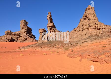 Algeria, Sahara, del Tassili N'Ajjer, il Parco Nazionale del Tassili Tadrart, rocce e dune al circo Foto Stock