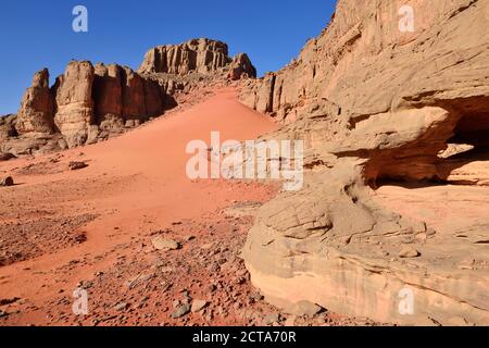Algeria, Sahara, del Tassili N'Ajjer, il Parco Nazionale del Tassili Tadrart, rocce e dune al circo Foto Stock