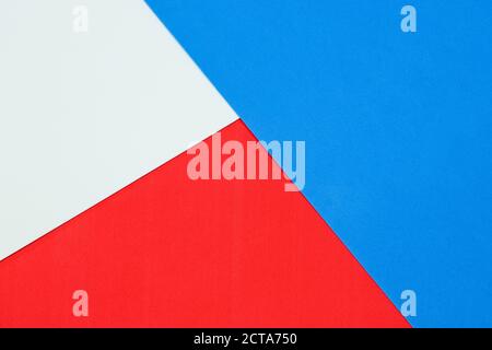 Uno sfondo astratto geometrico testurizzato di rosso, bianco e blu creato con carta da artigianato in schiuma sovrapposta Foto Stock