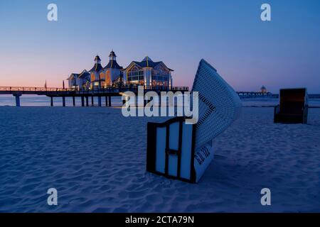 Germania, Meclemburgo-Pomerania, Rugia, vista al mare ponte a mare del Baltico resort Sellin dal crepuscolo Foto Stock