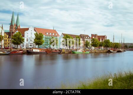 Germania, Schleswig-Holstein, Lubecca, città vecchia, il museo del porto e Chiesa di Santa Maria in background Foto Stock