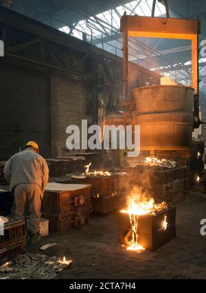 La Germania, l'uomo al lavoro in fonderia Foto Stock