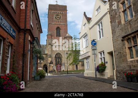 Via Lombardo un'antica strada acciottolata nel centro della città inglese di Petworth che conduce alla Chiesa Parrocchiale di Santa Maria la Vergine. Foto Stock