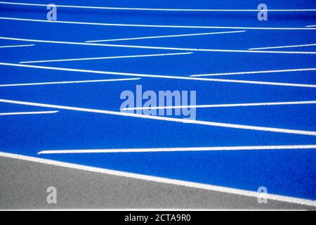 Linee bianche sulla superficie testurizzata della pista blu. Foto Stock