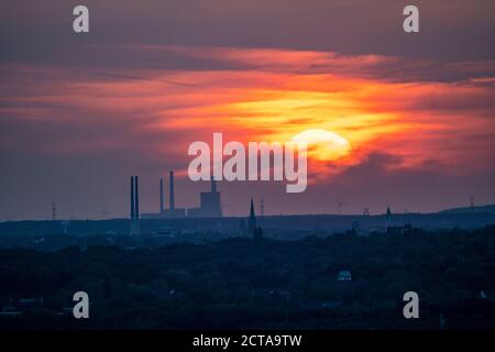 Centrale combinata di riscaldamento ed energia elettrica STEAG Walsum, a Duisburg, Sunset, NRW, Germania, Foto Stock