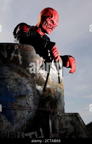 GEEK ART - Bodypainting e Transformaking: Captain America vs. Red Skull Photoshooting con Patrick Kiel in un'area di addestramento militare. Langenhagen, 20.09.2020 - un progetto del fotografo Tschiponnique Skupin e dei bodypainters e trasformatori Enrico Lein | utilizzo in tutto il mondo Foto Stock