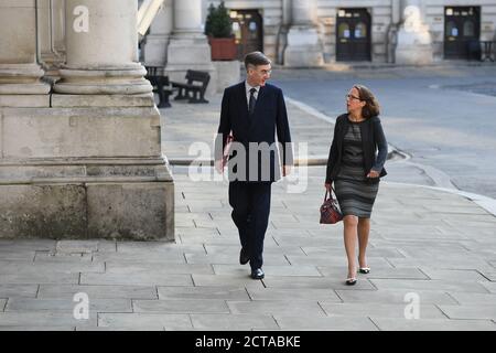 Leader della Camera dei Comuni Jacob Rees-Mogg e leader della Camera dei Lord, Baronessa Evans of Bowes Park, arriva al Foreign and Commonwealth Office (FCO) di Londra, per una riunione del Gabinetto tenutasi alla FCO. Foto Stock