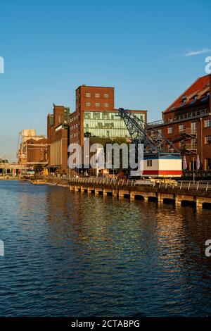 Il porto interno, storico porto interno, a Duisburg, l'edificio Küppersmühle, il museo MKM Küppersmühle per l'arte moderna e l'ex mulino di Werhahn-Mühle, G. Foto Stock