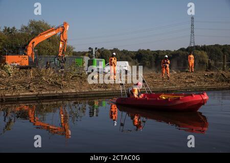 Harefield, Regno Unito. 21 Settembre 2020. I lavoratori HS2 svolgono lavori di abbattimento degli alberi lungo il Canal Grande Union in connessione con il collegamento ferroviario ad alta velocità HS2. Migliaia di alberi sono già stati abbattuti nella valle del Colne per il controverso collegamento ferroviario £106 miliardi. Credit: Mark Kerrison/Alamy Live News Foto Stock