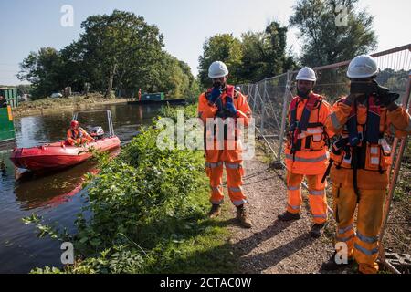 Harefield, Regno Unito. 21 Settembre 2020. Le guardie di sicurezza HS2 monitorano e filmano un fotografo di stampa su un sentiero pubblico durante i lavori di abbattimento degli alberi lungo il Canal Grande Union in connessione con il collegamento ferroviario ad alta velocità HS2. Migliaia di alberi sono già stati abbattuti nella valle del Colne per il controverso collegamento ferroviario £106 miliardi. Credit: Mark Kerrison/Alamy Live News Foto Stock