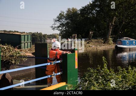 Harefield, Regno Unito. 21 Settembre 2020. I lavoratori HS2 svolgono lavori di abbattimento degli alberi lungo il Canal Grande Union in connessione con il collegamento ferroviario ad alta velocità HS2. Migliaia di alberi sono già stati abbattuti nella valle del Colne per il controverso collegamento ferroviario £106 miliardi. Credit: Mark Kerrison/Alamy Live News Foto Stock