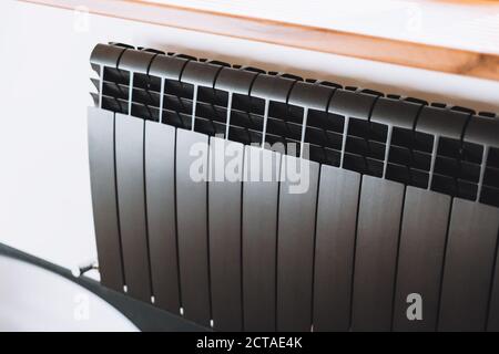Radiatore di riscaldamento in lega di alluminio nero per la casa. Foto Stock