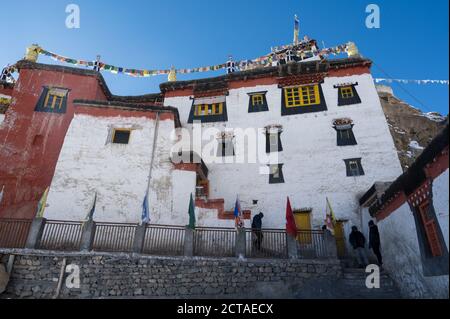 SPITI VALLEY, INDIA - 28 dicembre 2019: Persone che escono dal monastero di Dhankar vuoto in una mattinata invernale Foto Stock