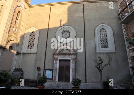 Castelmola - ingresso laterale del Duomo all'alba Foto Stock