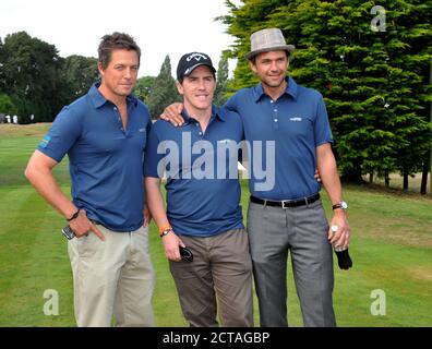CHISWICK, LONDRA, REGNO UNITO: 16 LUGLIO 2010. Attore inglese, Hugh Grant (L) attore gallese, Rob Brydon (C) e attore scozzese, Dougrey Scott, (R) partecipa a t Foto Stock
