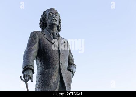 CADAQUES, SPAGNA-8 AGOSTO 2020: La posizione di Salvador Dali con la statua di canna di Joaquim Ros i Sabate Foto Stock