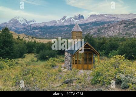 Una sola chiesa in legno nel selvaggio Foto Stock