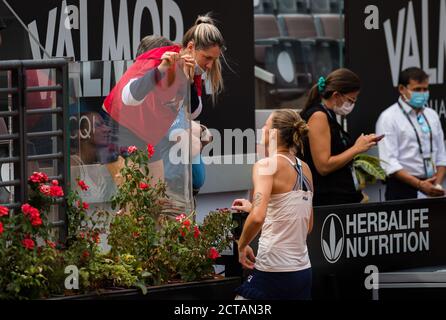 Karolina Pliskova della Repubblica Ceca dopo essere stata costretta A ritirarsi dalla finale della 2020 Internazionali BNL d'Italia WTA Premier 5 tennis tou Foto Stock