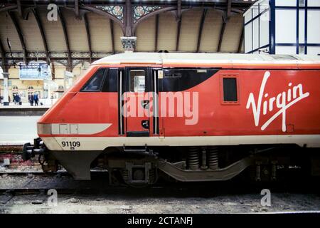 York, UK - Aprile 2018: Una locomotiva elettrica Virgin Train (Classe 91) alla stazione di York per il servizio espresso di passeggeri. Foto Stock