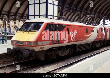 York, UK - Aprile 2018: Una locomotiva elettrica Virgin Train (Classe 91) alla stazione di York per il servizio espresso di passeggeri. Foto Stock