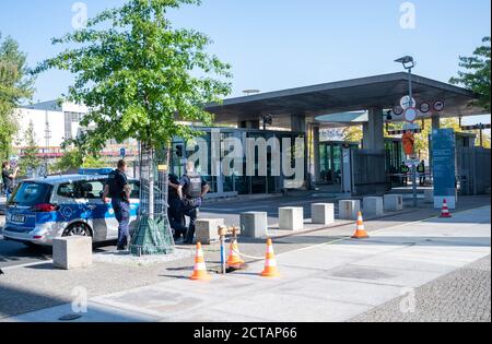 Berlino, Germania. 22 settembre 2020. Gli agenti di polizia si trovano di fronte all'ingresso del parcheggio sotterraneo dell'edificio Bundestag, di fronte alla Marie-Elisabeth-Lüders-Haus. Un pacchetto sospetto è stato scoperto nella sala posta del Bundestag il martedì mattina. I membri della squadra di bomba della polizia di Berlino erano in servizio e guardavano il pacchetto, ha detto un portavoce della polizia. Credit: Christophe Gateau/dpa/Alamy Live News Foto Stock