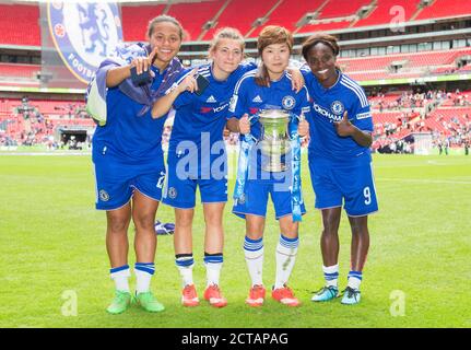 JI SO-YUN, ENIOLA ALUKO, HANNAH BLUNDELL E DREW SPENCE FESTEGGIANO LA VITTORIA della fa CUP Chelsea contro la finale della Notts County Womens fa Cup. IMMAGINE : DOLORE DEL CONTRASSEGNO Foto Stock