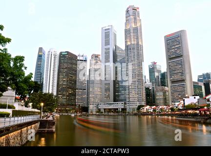 SINGAPORE 2 APRILE 2019 - una lunga esposizione del fiume Singapore e del CBD che mostra i sentieri luminosi delle barche turistiche. Foto Stock