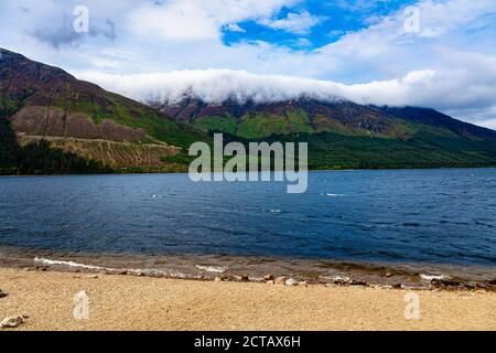 Loch Ness, un grande lago d'acqua dolce profondo nelle Highlands scozzesi, che ospita il mostro di Loch Ness o Nessie, il castello di Urquhart, Inverness, Scozia Foto Stock