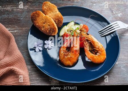Gambas come antipasto, servito su insalata con pane baguette tostato Foto Stock