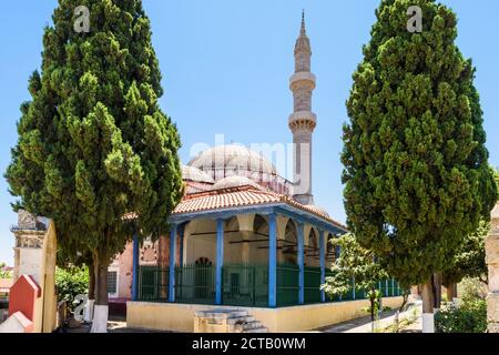 La Moschea di Suleiman e il suo minareto nella vecchia città di Rodi, Grecia Foto Stock