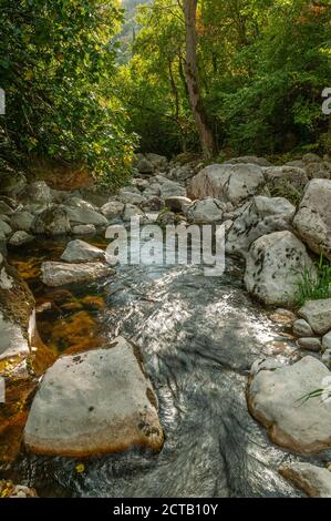 Rocce nel letto del fiume Aterno. Raiano, Abruzzo, Italia Foto Stock