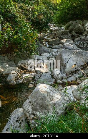 Rocce nel letto del fiume Aterno. Raiano, Abruzzo, Italia Foto Stock