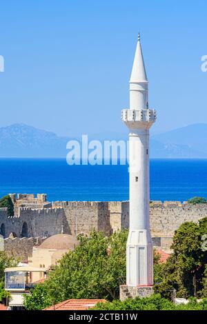 Vista sul mare dell'isola di Rodi e le antiche mura medievali della città di Rodi, dominate dal minareto della Moschea Ibrahim Pasha a Rodi, Grecia Foto Stock