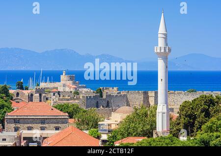 Vista sul mare e sulle antiche mura medievali della città di Rodi dominate dal minareto della Moschea Ibrahim Pasha a Rodi, Grecia Foto Stock