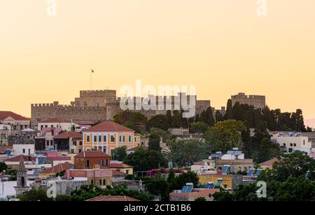 Tramonto sulla città vecchia medievale di Rodi verso il Palazzo dei Grand Masters, Isola di Rodi, Grecia Foto Stock