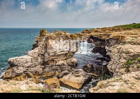 Bella finestra arcuata in pietra che si affaccia sul mare a Kaliakra, Bulgaria Foto Stock