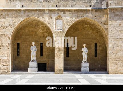 Statue nel cortile principale del Palazzo dei Grand Masters, Rodi Città Vecchia, Isola di Rodi, Dodecanese, Grecia Foto Stock