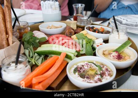 Una caffettiera in nero e oro da un lussuoso ristorante che serve cibo tradizionale Kuwait. Foto Stock