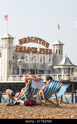 Brighton UK 22 settembre 2020 - i visitatori possono sfruttare al massimo un altro giorno di sole caldo sulla spiaggia di Brighton oggi, ma il tempo è previsto per condizioni molto più fresche da domani in poi: Credit Simon Dack / Alamy Live News Foto Stock