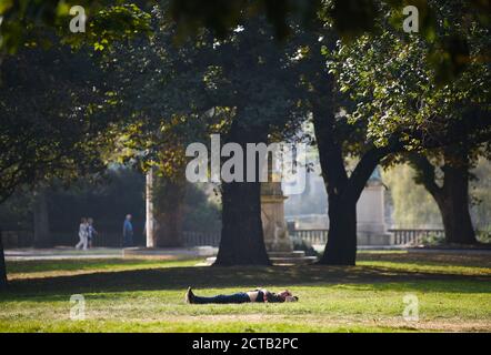 Brighton UK 22 settembre 2020 - i visitatori godono oggi di un altro giorno di sole caldo nei Giardini della Valle di Brighton, ma il tempo è previsto per condizioni molto più fredde da domani in poi: Credit Simon Dack / Alamy Live News Foto Stock