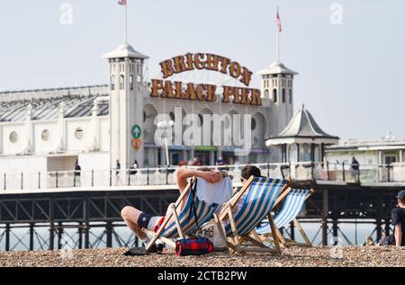 Brighton UK 22 settembre 2020 - i visitatori possono sfruttare al massimo un altro giorno di sole caldo sulla spiaggia di Brighton oggi, ma il tempo è previsto per condizioni molto più fresche da domani in poi: Credit Simon Dack / Alamy Live News Foto Stock