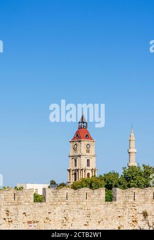 Torre dell'Orologio medievale e Minareto della Moschea di Suleiman nella vecchia città di Rodi, Grecia Foto Stock