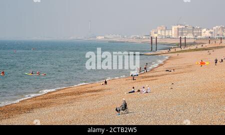 Brighton UK 22 settembre 2020 - i visitatori possono sfruttare al massimo un altro giorno di sole caldo sulla spiaggia di Brighton oggi, ma il tempo è previsto per condizioni molto più fresche da domani in poi: Credit Simon Dack / Alamy Live News Foto Stock