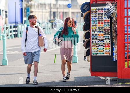 Brighton UK 22 settembre 2020 - i visitatori godono oggi di un'altra giornata di sole caldo sul lungomare di Brighton, ma il tempo è previsto per condizioni molto più fredde da domani in poi: Credit Simon Dack / Alamy Live News Foto Stock