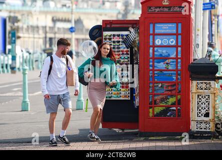 Brighton UK 22 settembre 2020 - i visitatori godono oggi di un'altra giornata di sole caldo sul lungomare di Brighton, ma il tempo è previsto per condizioni molto più fredde da domani in poi: Credit Simon Dack / Alamy Live News Foto Stock