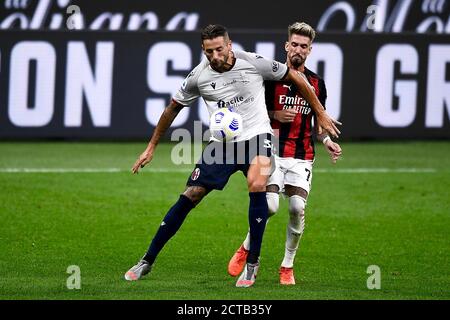 Milano, Italia - 21 settembre 2020: Mitchell Dijks del Bologna FC i sfidato da Samu Castillejo dell'AC Milan durante la Serie A Football Match tra AC Milan e Bologna FC. AC Milan ha vinto nel 2-0 il Bologna FC. Credit: Nicolò campo/Alamy Live News Foto Stock